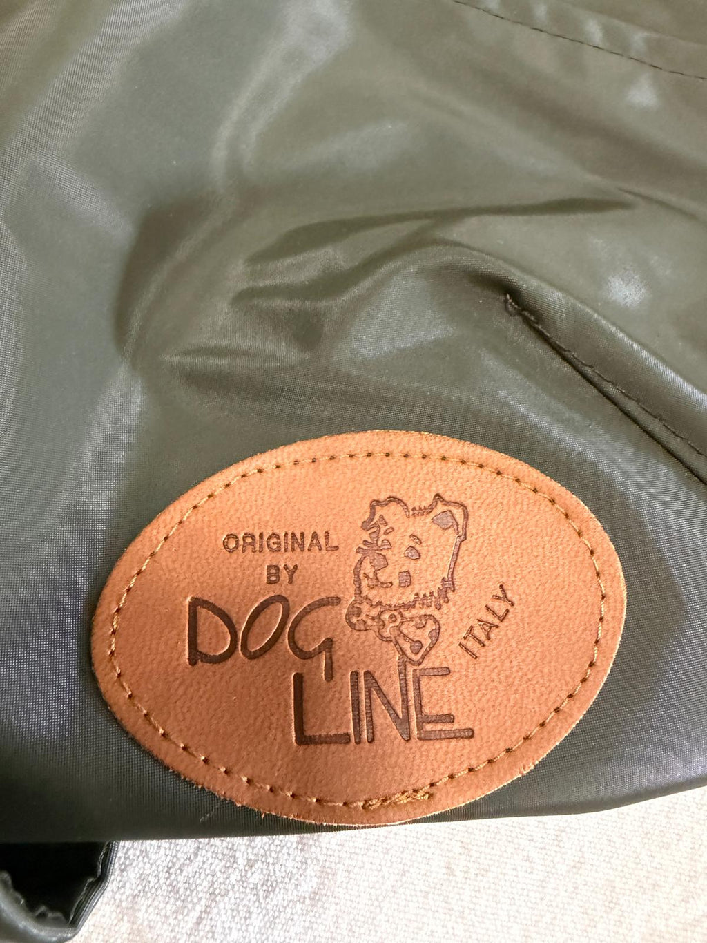 Dog Line – Imperméable pour chien vert olive avec détails dorés